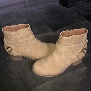 Children's Place size to light tan suede boots